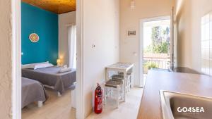 En eller flere senge i et værelse på Konstantinos Pool & Fun Apartments