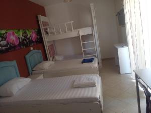 Letto o letti in una camera di Ideal ApartHotel Saranda