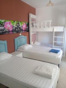 Letto o letti in una camera di Ideal ApartHotel Saranda