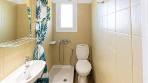 Et badeværelse på Konstantinos Pool & Fun Apartments