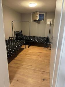 レスラートにあるRoesrath Koeln Wohnungの二段ベッド2組が備わるウッドフロアの客室です。