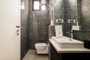 Ένα μπάνιο στο SaffronStays Rio