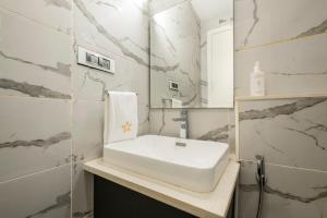 Ένα μπάνιο στο SaffronStays Rio