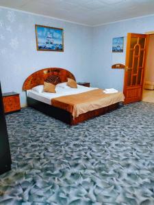 En eller flere senge i et værelse på Гостиница Зеленая