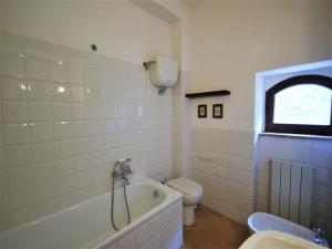 Ένα μπάνιο στο Cosy apartment in Mantignana with private terrace