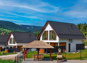 斯托尼拉斯奇Szarotka的房屋前方设有凉亭