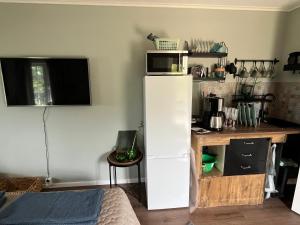 Eine Küche mit einer Mikrowelle auf einem weißen Kühlschrank in der Unterkunft Trhastbb in Kolbäck + 17 Fotos