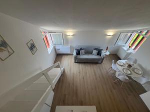 an overhead view of a living room with a couch at La Mini Home - Dove sentirsi subito a casa in Monza