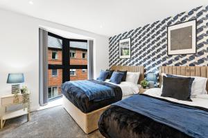 Ένα ή περισσότερα κρεβάτια σε δωμάτιο στο Chic Large Leeds Apartment - Parking