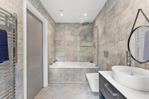 Ένα μπάνιο στο Chic Large Leeds Apartment - Parking +23 φωτογραφίες