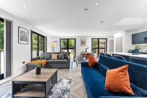 Χώρος καθιστικού στο Chic Large Leeds Apartment - Parking