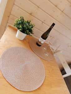 Nápoje v ubytování Tiny House mit Saunafass im Wendland + 16 fotografií
