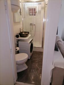 Ένα μπάνιο στο Apartment Mira