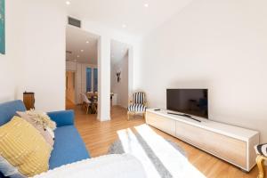 TV a/nebo společenská místnost v ubytování 3 bedrooms 2 bathrooms furnished - La Latina - Bright & spacious - MintyStay