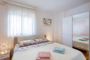 Postel nebo postele na pokoji v ubytování Apartments Perka near beach