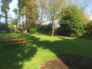 un parque con una mesa de picnic en el césped en OYO Eagle House Hotel, St Leonards Hastings, en Hastings