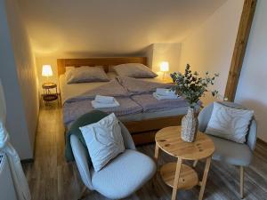 Postel nebo postele na pokoji v ubytování Hostinec U Pejska a Kocicky + 37 fotografií