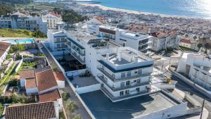 Una vista aérea de una ciudad con edificios y el océano. en Apartamento T2 Azure Coast, en Nazaré
