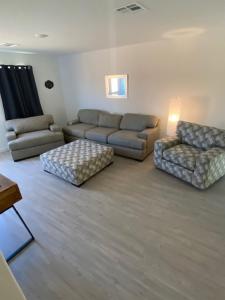 Posezení v ubytování Rawhide Ridge Cozy Extended Stay