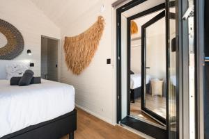 Łóżko lub łóżka w pokoju w obiekcie Parco Ibiza, by Camping San Antonio est 1961