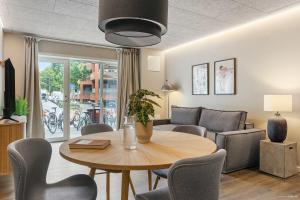 オーフスにあるMidtown Residenceのテーブルと椅子のあるリビングルーム