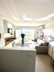 Dapur atau dapur kecil di Loggia vue port confort et design proche plage