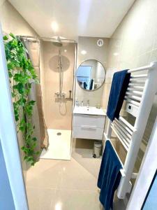Bilik mandi di Loggia vue port confort et design proche plage