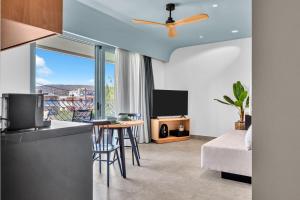 Televisyen dan/atau pusat hiburan di Nerium Luxury Suites