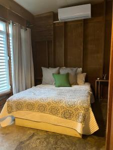 Uma cama ou camas num quarto em Rustic cabin in the heart of the fields of Pitahaya