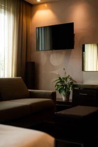 Televiisor ja/või meelelahutuskeskus majutusasutuses Axolute Comfort Hotel Como Cantù
