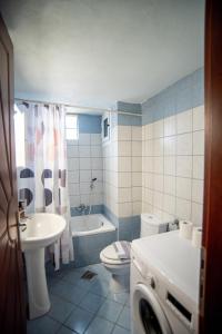 un bagno con lavandino, WC e vasca di Theros Apartment Preveza a Preveza