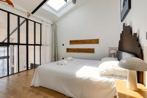 En eller flere senge i et værelse på Appartement Jacquard - Welkeys