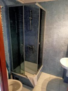 ein Badezimmer mit Dusche, Toilette und Waschbecken in der Unterkunft Stary Drahim in Czaplinek + 46 Fotos