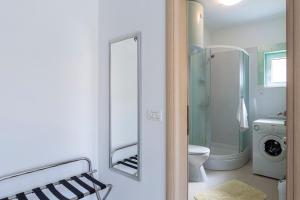 Kúpeľňa v ubytovaní Apartments Tonka near beach and sea + 37 fotografií