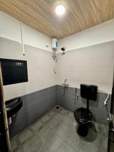 Bilik mandi di Paradise A Social Hostel