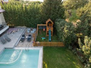 Bazén v ubytování FREE Breakfast, Villa Dreamcatcher with Outdoor and Indoor Pool, Hot Tub, Playroom and Home Cinema nebo v jeho okolí
