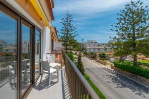 un balcon avec une chaise et une vue sur une rue dans l'établissement Ponent Cala Ratjada Apartments D, à Cala Ratjada