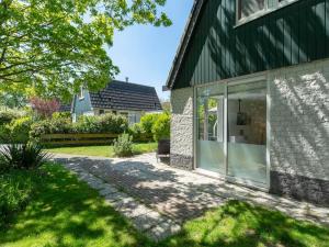 Κήπος έξω από το Holiday Home St Maartenszee near Beach