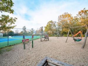 Ο χώρος παιχνιδιού για παιδιά στο Holiday Home St Maartenszee near Beach