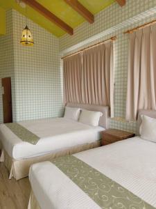 a bedroom with two beds and a chandelier at E-Ping Castle Hotel in Nanwan +37 photos