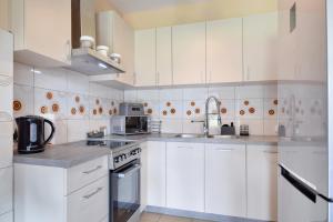 Кухня або міні-кухня у RentPlanet - Pogodne Osiedle +5 фото