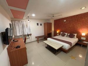 Televisyen dan/atau pusat hiburan di Paradise Hotel and Banquet, Indore