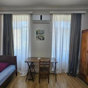 Postel nebo postele na pokoji v ubytování Rooms in old Tbilisi