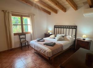 una camera da letto con un letto, un tavolo e una sedia di Soller Sunset Escape - Private Pool and Sea Views a Fornalutx Altre 60 foto