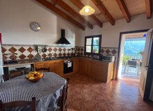 una cucina con un tavolo con una ciotola di frutta sopra di Soller Sunset Escape - Private Pool and Sea Views a Fornalutx