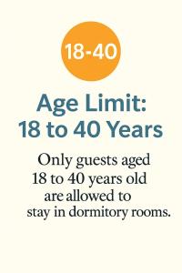 Un cartel de límites de edad a años. en Amigo Hostel, en Ámsterdam