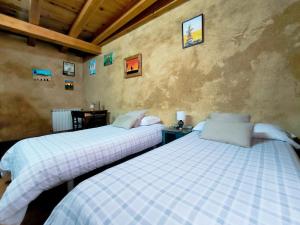 Posteľ alebo postele v izbe v ubytovaní DORMERO Albergue San Miguel Hospital de Órbigo