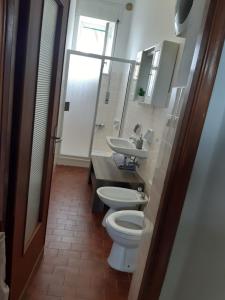 a bathroom with a toilet and a sink at La Scuna Guest House in Corniglia