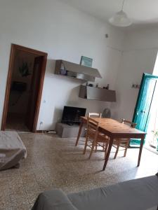 a living room with a wooden table and chairs at La Scuna Guest House in Corniglia +8 photos