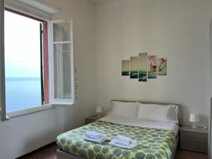 a bedroom with a bed with two towels on it at La Scuna Guest House in Corniglia